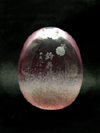 鈴の彫刻のピンクの卵